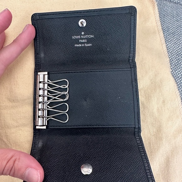Louis Vuitton Black Epi Leather 6 Key Holder - Picture 4 of 6